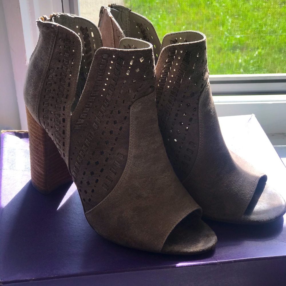 Open toe booties. Super cute for fall! 🍁🍂